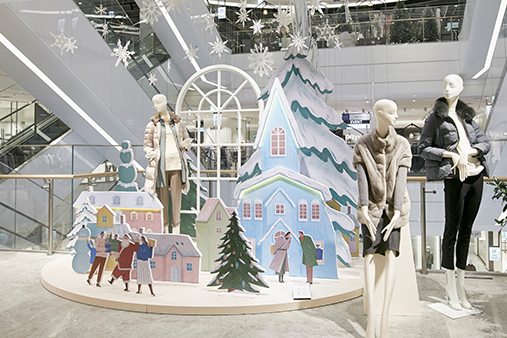 Prop Studios' concepts provided ways of beautifully conveying the family scenes and creating the warmth of the season for Hyundai customers